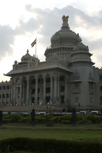 Vládna budova na ktorej sa skvel nápis: "Governments work is Gods work" (Bangalore)