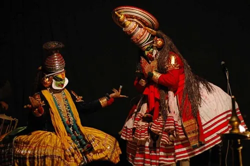 Kathakali, v ľavo Krišna, v pravo Bhisma... (Kochi)