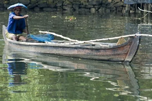Hlavným dopravným prostriedkom je čln... (Backwaters)