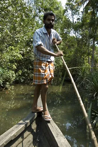 Náš lodiar počas plavby úzkymi kanálmi (Backwaters)