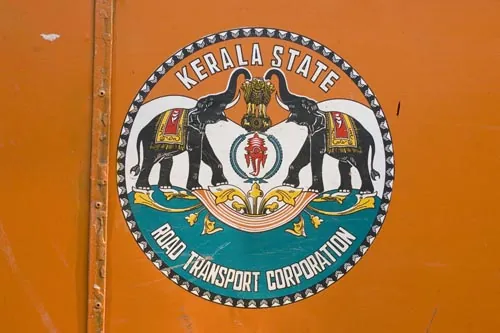 Logo plné farieb na každoma utobuse... (Prírodná rezervácia Periyar)