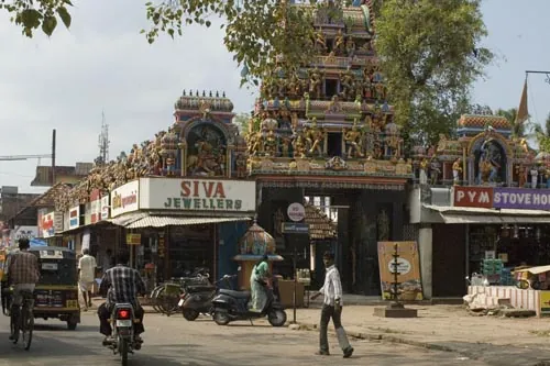 Obchody súčasťou chrámu alebo chrám súčasťou obchodov? (Alleppey)