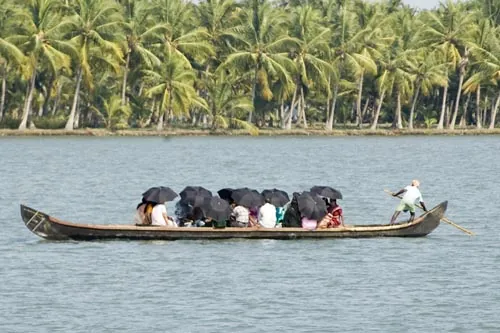 Vodný autobus (Backwaters)