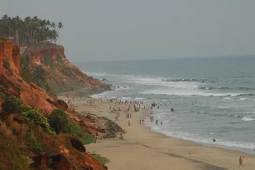 Pohľad z útesov na južnú, "indicku" časť pláže. (Varkala)