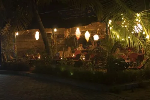 Prázdna reštaurácia v končiacej sa sezóne (Varkala)
