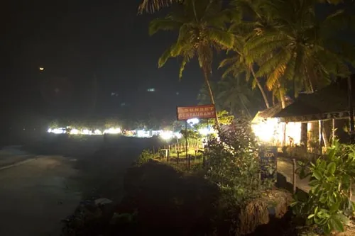 Nočný život na útesoch: všade same reštaurácie lákajúce turistov  (Varkala)