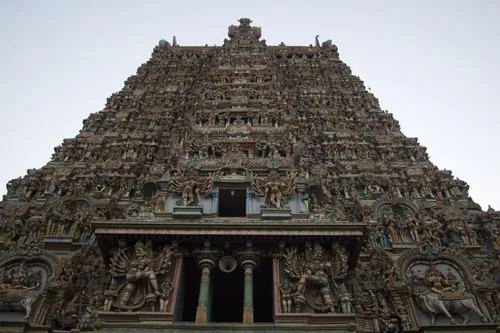 Vstupná gopura (veža) do chrámu posiata farebnými soškami. (Sri Meenaksh, Madurai)