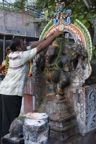 Vzdávanie úcty Ganéšovi. (Sri Meenaksh, Madurai)
