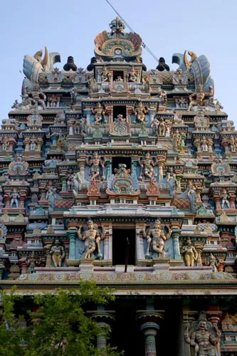 Chrám bol postavený podľa Dravidiánskeho slohu. (Sri Meenaksh, Madurai)