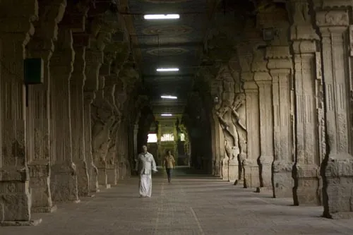 Chodba i chrám je plný stĺpov. (Sri Meenaksh, Madurai)