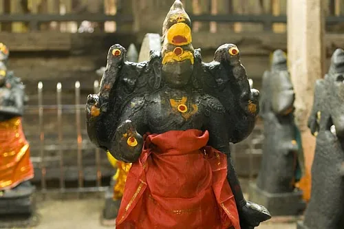 Sochy a sošky bôžikov boli po celom chráme. (Sri Meenaksh, Madurai)