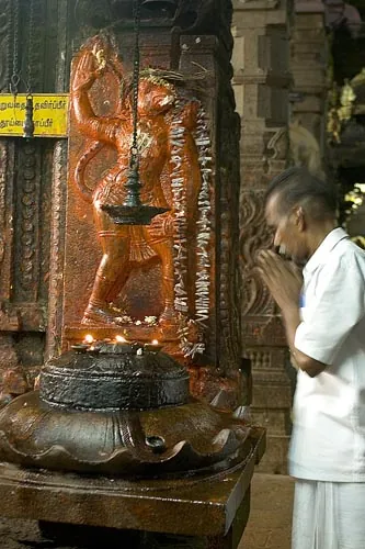 Návšteva chrámu je silný zážitok pre hinduistov aj pre turistov... (Sri Meenaksh, Madurai)