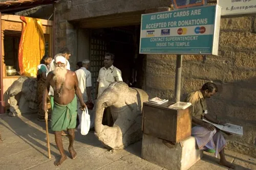 Kapitál vládne aj svetom hinduistov... (Sri Meenakshi, Madurai)