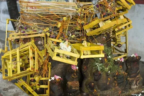Obetovaním takýchto kolísok prosia bezdetné ženy bohov o potomkov. (Sri Meenakshi, Madurai)