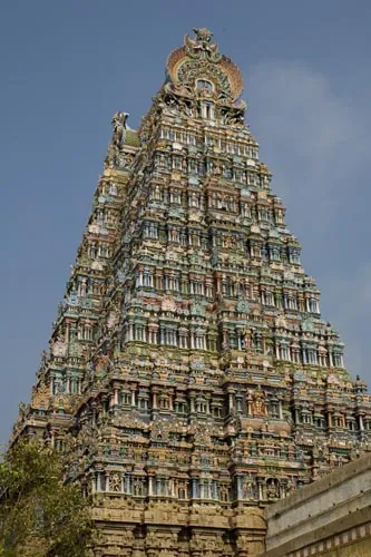 Pestrá chrámová veža vysoká 43 metrov. (Sri Meenakshi, Madurai)