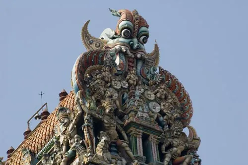 Vrchol gopuri v Sri Meenakshi (Madurai)
