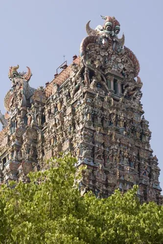 Jedna z 12stich veží chrámu Sri Meenakshi (Madurai)