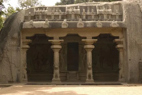 Chrám vysekaný do skaly. (Arjuana Penance, Mamallapuram)
