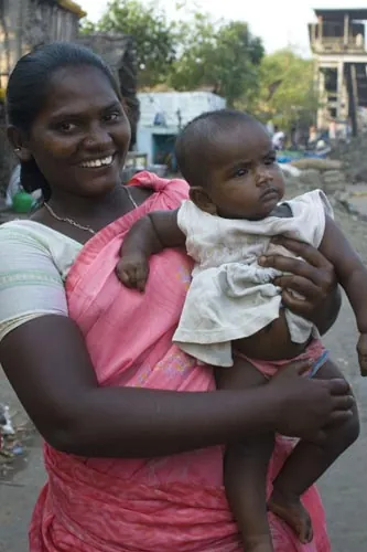 Hrdá mamička zo slamu. (Chennai)