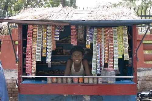 Tabakový stánok a jeho vysmiaty majiteľ (Bhubaneshwar)