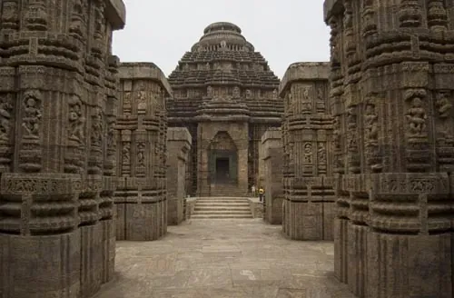 Pohľad na Slnečný chrám z Tanečnej sály. (Konark)