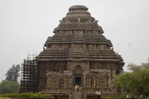 Slnečný chrám pod zamračeným nebom. (Konark)