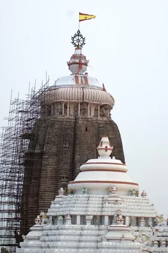 Jagannath Mandir zo strechy knižnice. (Puri)