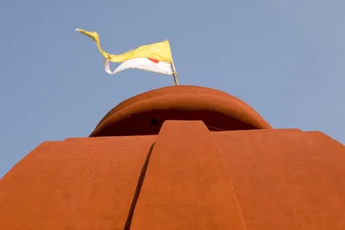 Vrchol chrámu s typickou vlajkou. (Bhubaneswar)