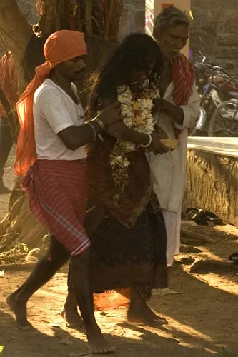 S doprovodom k žeravej pahrebe...   (Bhubaneswar)