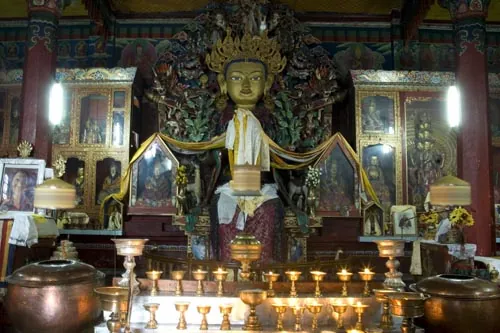 5 metrová socha Maitreya (budúceho) Budhu v Yiga Choling Gompa. (Ghoom, Darjeeling)