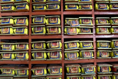300 vzácnych tibetských textov v Yiga Choling Gompa. (Ghoom, Darjeeling)