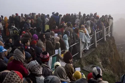 Desiatky zahraničných a stovky indických turistov na Tiger Hill. (Darjeeling)