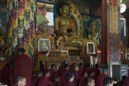 Ranná puja v Druk Sangak Choling Gompa.  (Darjeeling)