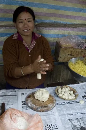 Táto teta robí najlepšie momo v meste! (Darjeeling)