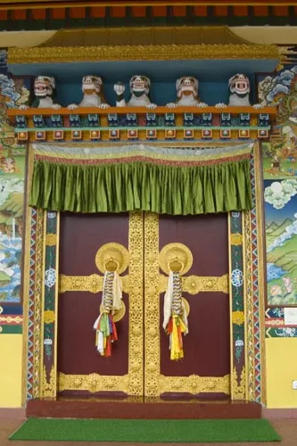 Dvere do gompy. (Gangtok, Sikkim)