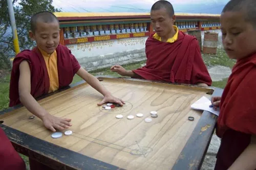 Indická obdoba biliardu. (Rumtek, Sikkim)