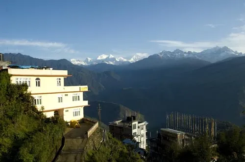 Náš skromný hotel a hory. (Pelling, Sikkim)