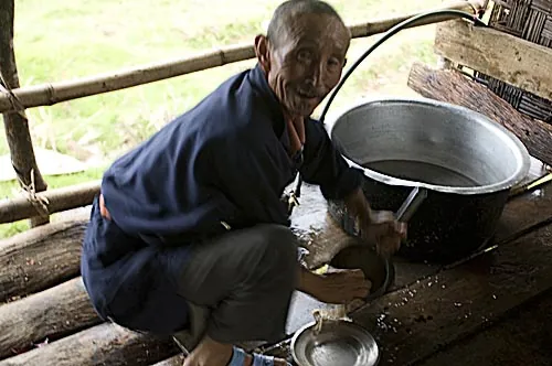 Starý pán Pala po odchode zo služieb Dalajlámu založil svoju dedinku. (Pala, Sikkim)