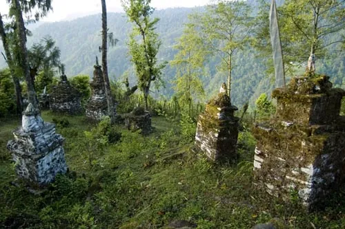 Prastaré stupy. (Pala, Sikkim)