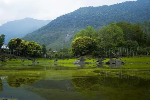 Jazero a hory. (Yuksom, Sikkim)