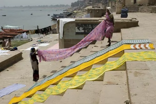 Sušenie sárí na pracom gháte. (Varanasi)
