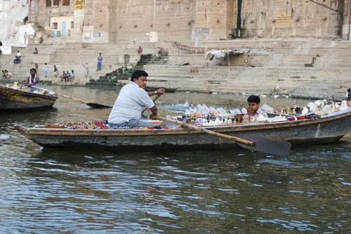 Od obchodníkov so suvenírmi nemáte pokoj ani na vode. (Varanasi)