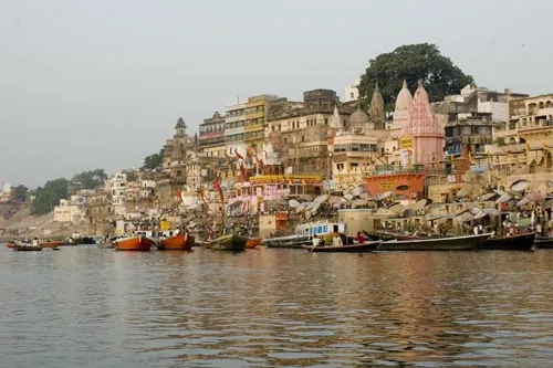 Pohľad na najrušnejšie gháty. (Varanasi)