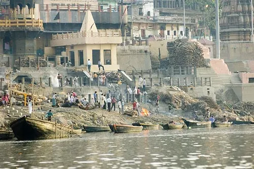 Hlavný spaľovací ghát. (Varanasi)