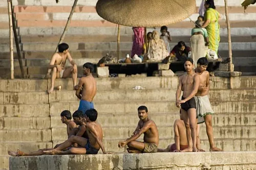 Sušenie sa na slnku. (Varanasi)