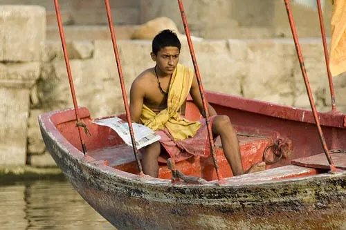 Čítanie ranných novín . (Varanasi)