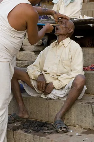 Ďalší pánko na holenie na ghátoch? (Varanasi)