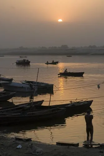 Východ slnka nad Gangou. (Varanasi)