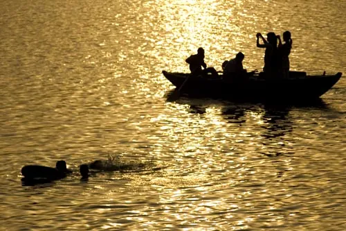 Domáci vs. turisti. (Varanasi)