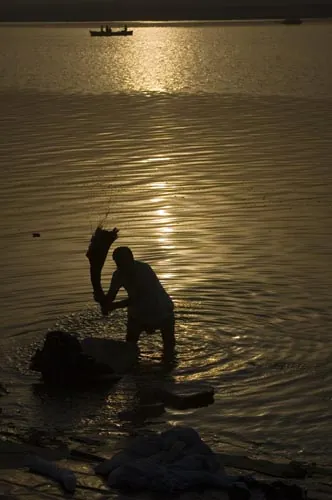 Ranné pranie. (Varanasi)